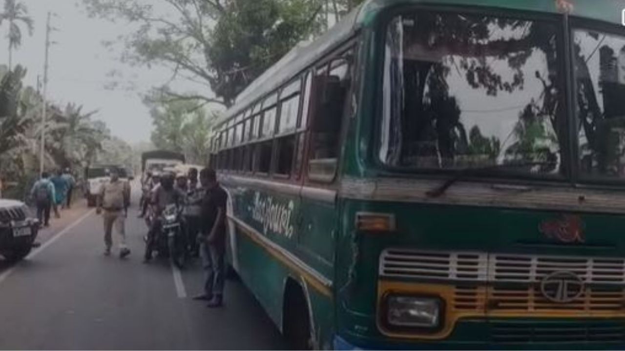 Gaighata Road Accident: হাতে নতুন জামার প্যাকেট ভিজল রক্তে, বাড়ির স্টপেজে এসেও ফিরতে পারলেন না যাত্রী