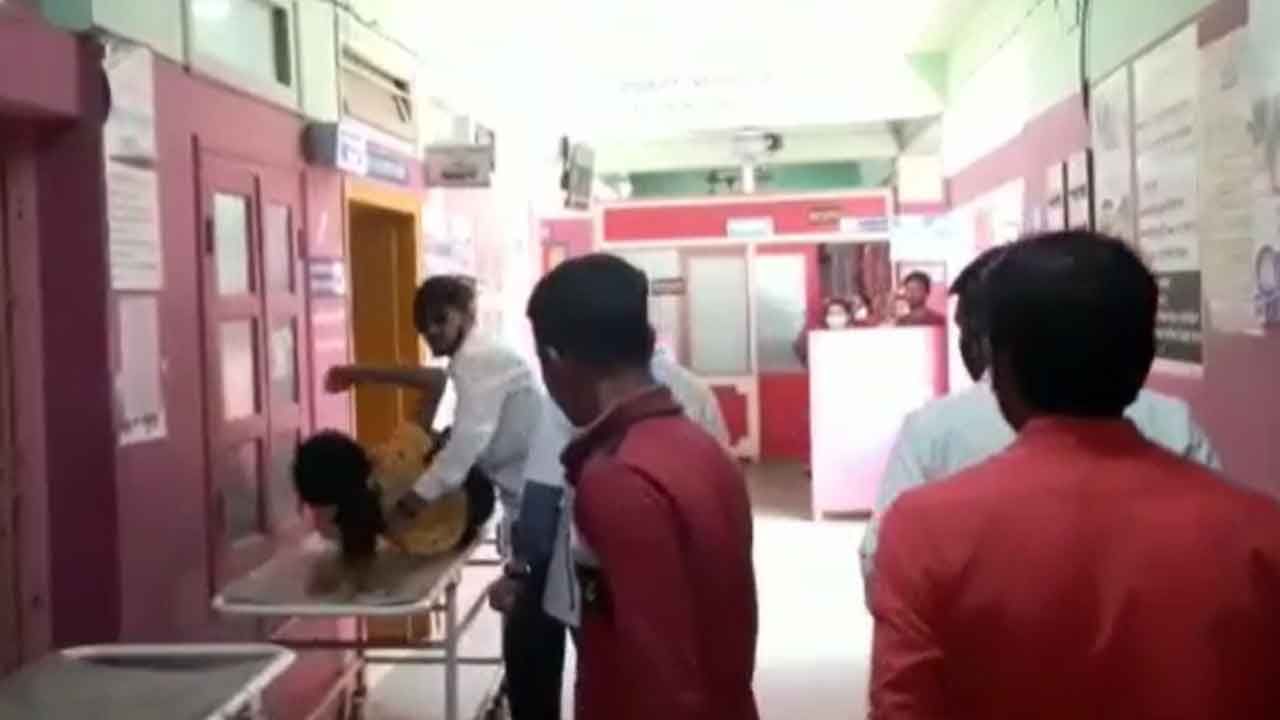 Acid Attack On Madhyamik Student: তিন মাসের বাচ্চা রেখে মাধ্যমিক পরীক্ষা দিতে যাচ্ছিল স্ত্রী, পথেই গলা-বুক জ্বালিয়ে দিল স্বামী! নৃশংসতার পরের দৃশ্য আরও ভয়ঙ্কর