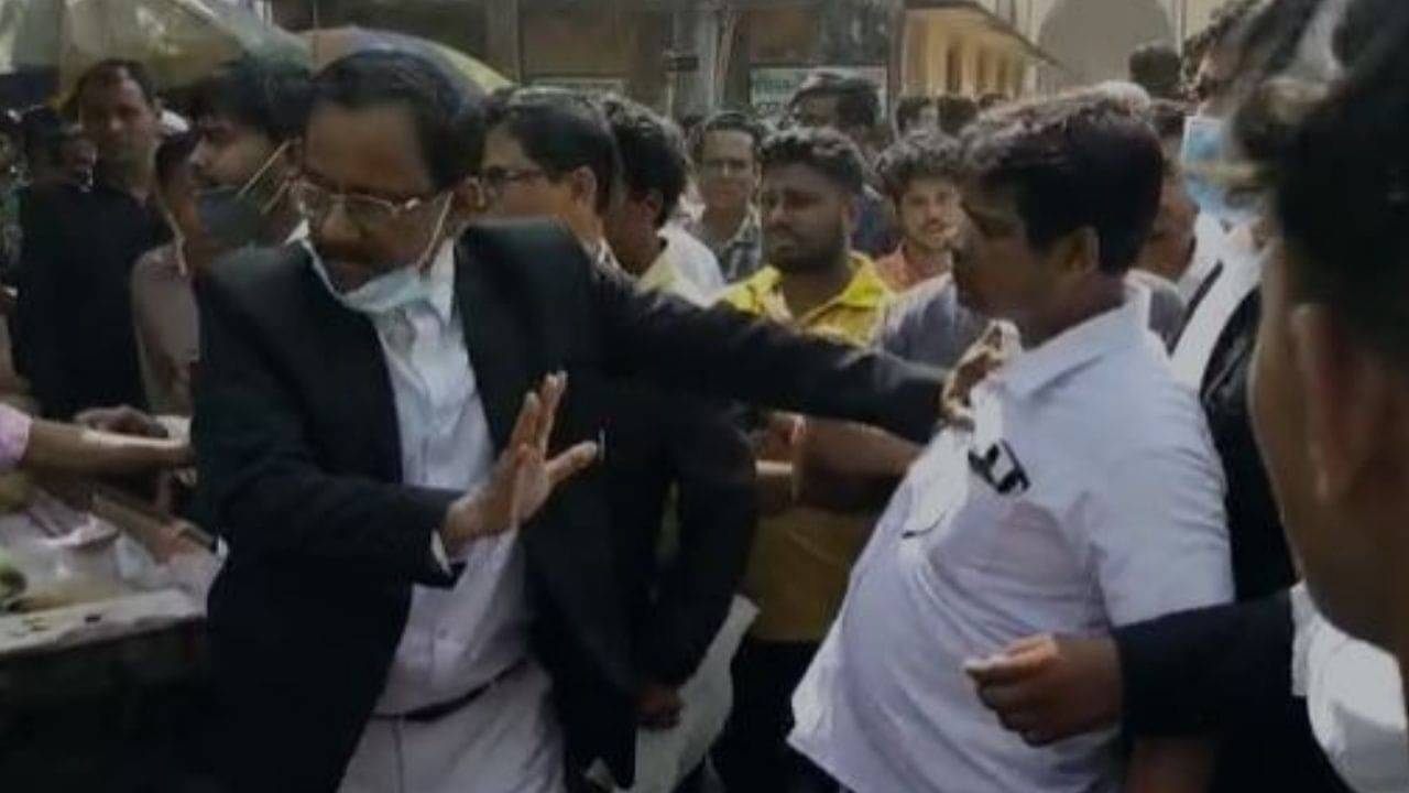Murshidabad Chaos: আইনজীবীকে পেটাল বিরোধী পক্ষের মক্কেল! মেয়ের বিবাহ বিচ্ছেদ করাতে এসে গ্রেফতার নিজেই