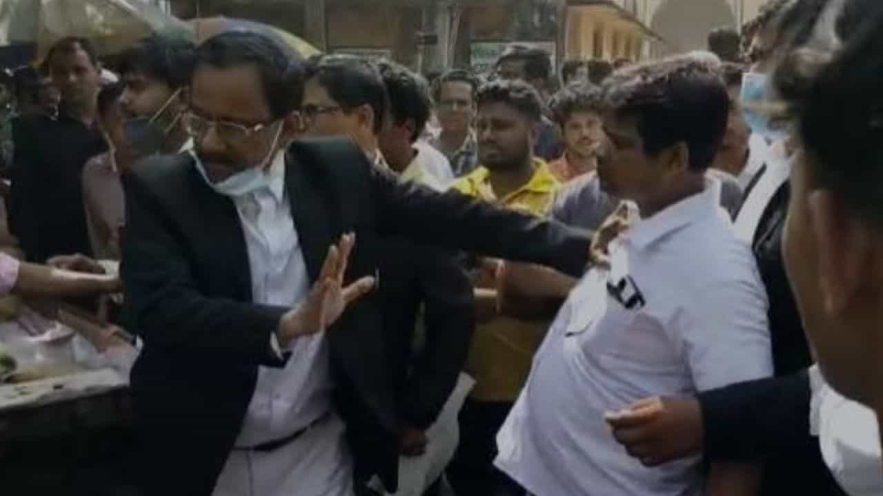 Murshidabad Chaos: আইনজীবীকে পেটাল বিরোধী পক্ষের মক্কেল! মেয়ের বিবাহ বিচ্ছেদ করাতে এসে গ্রেফতার নিজেই Murshidabad Chaos: আইনজীবীকে পেটাল বিরোধী পক্ষের মক্কেল! মেয়ের বিবাহ বিচ্ছেদ করাতে এসে গ্রেফতার নিজেই
