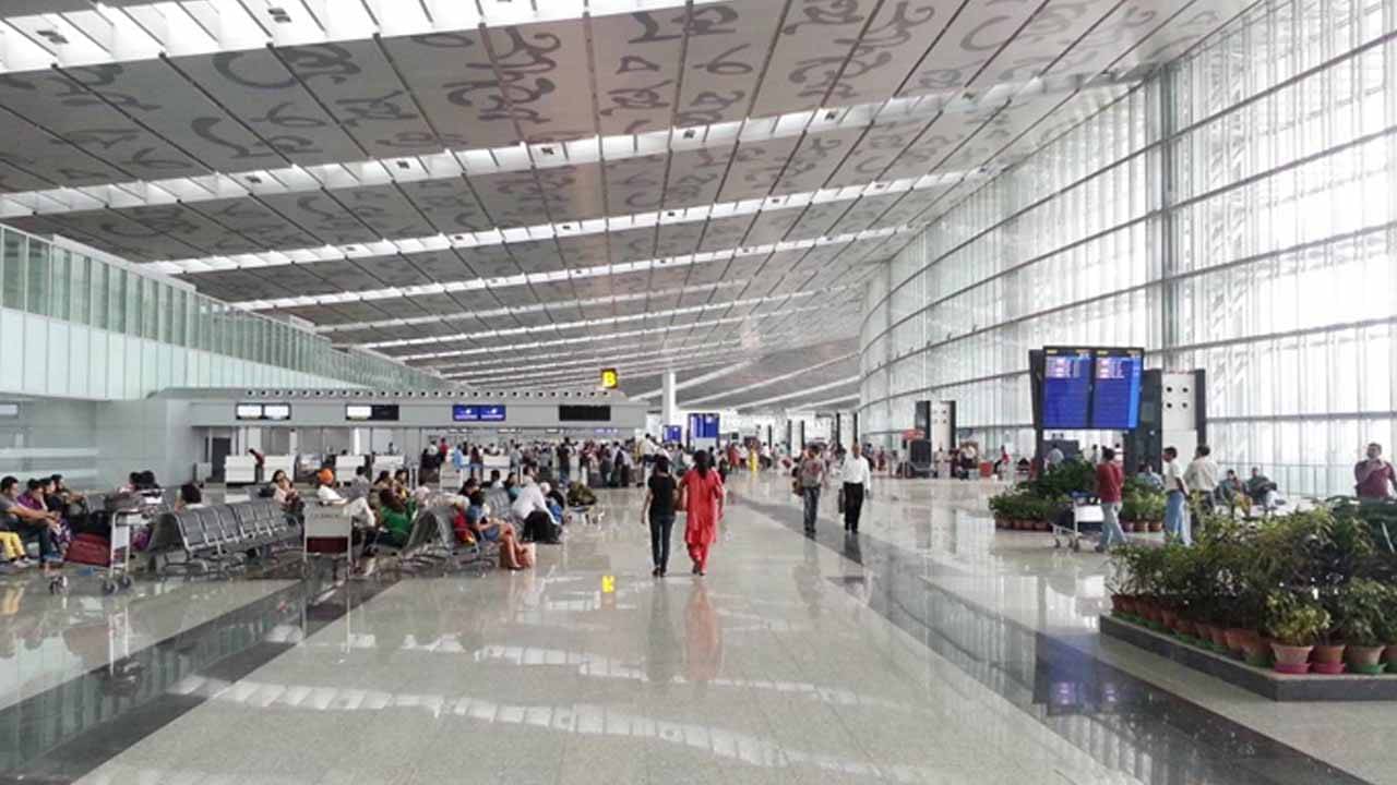 Kolkata Airport: মাঝ আকাশে বিমান সেবিকাদের সঙ্গে অভব্য আচরণ, মাঝরাতে ক্ষমা চেয়ে ছাড়া পেলেন তিন যাত্রী