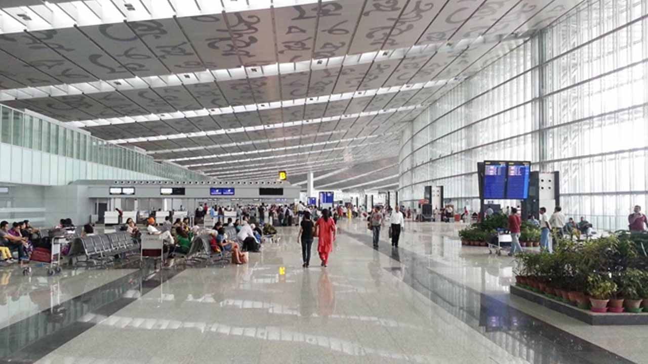 Kolkata Airport: মাঝ আকাশে বিমান সেবিকাদের সঙ্গে অভব্য আচরণ, মাঝরাতে ক্ষমা চেয়ে ছাড়া পেলেন তিন যাত্রী