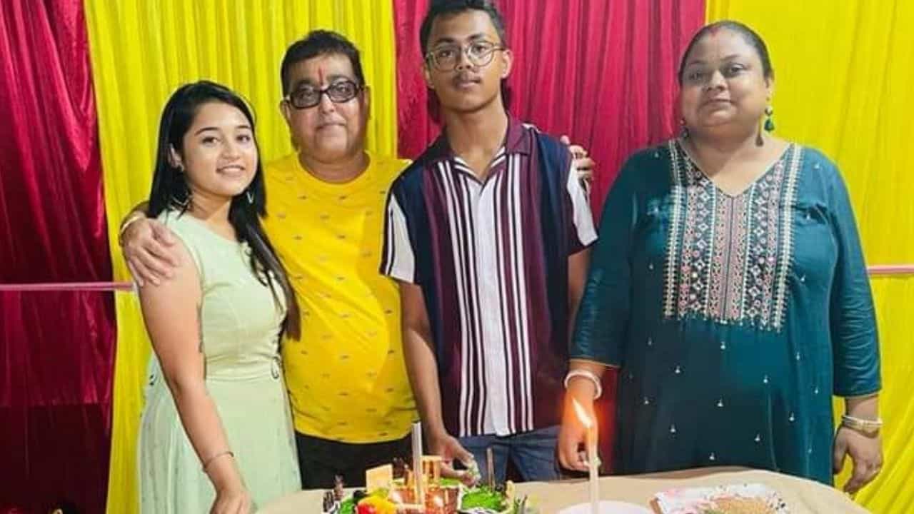 Alipurduar: বন্দুক পরিষ্কার করতে-করতে ট্রিগারে চাপ, ঊনিশ-বিশ হলেই বাবার হাতেই প্রাণ খোয়াত মেয়ে Alipurduar: বন্দুক পরিষ্কার করতে-করতে ট্রিগারে চাপ, ঊনিশ-বিশ হলেই বাবার হাতেই প্রাণ খোয়াত মেয়ে