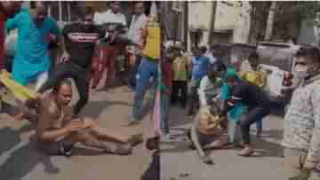 Mass Beating: গাড়ি থেকে নামতেই বুকে-পেটে লাথি,ঘুষি জনতার! যুবকের এই অপরাধে হাত তুলে নিল পুলিশও