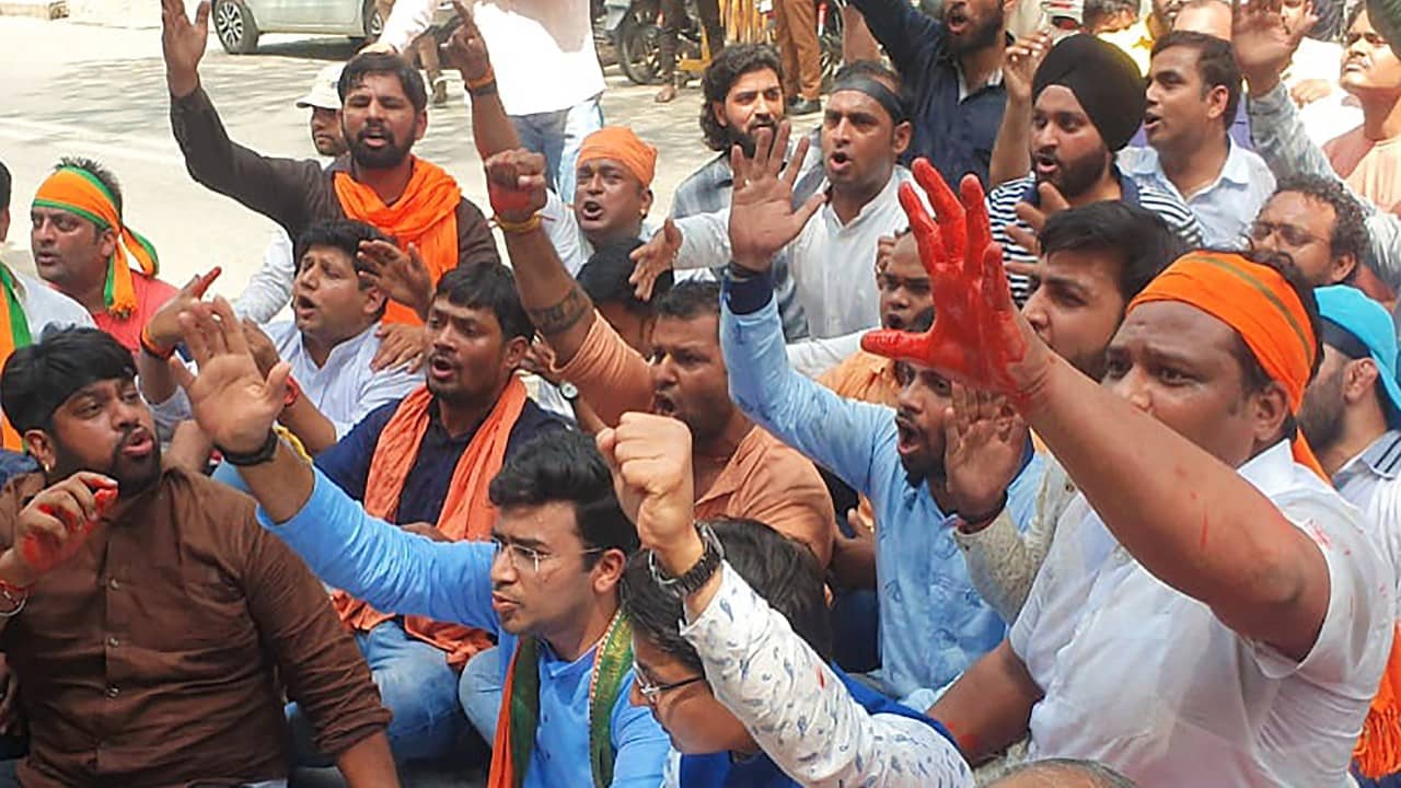 Protest Near Kejriwals House : বিজেপি তাঁকে মারতে চায়, মুখ্যমন্ত্রীর বাড়ির সামনে বিক্ষোভ ঘিরে চাঞ্চল্যকর দাবি আপ নেতার