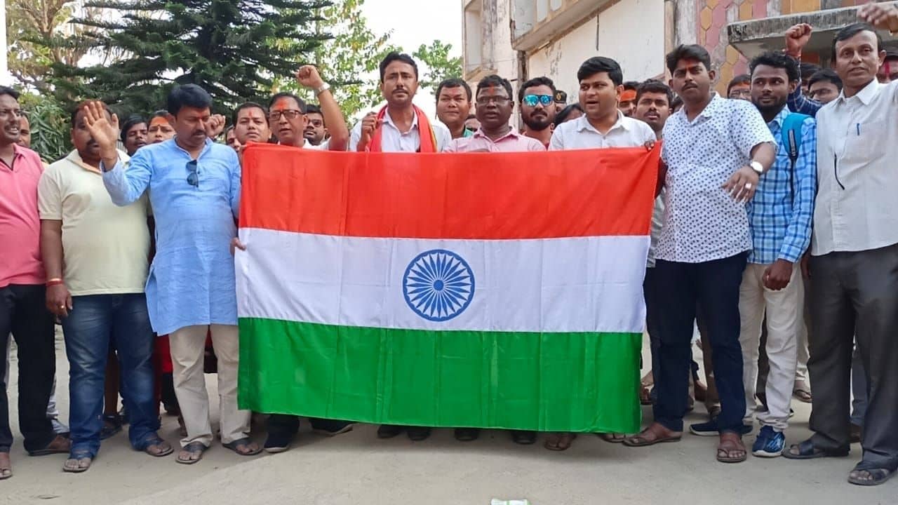 The Kashmir Files: বালুরঘাটে দ্য কাশ্মীর ফাইলস চলাকালীন ১৫ মিনিট বন্ধ শো! চক্রান্তের অভিযোগ বিজেপির