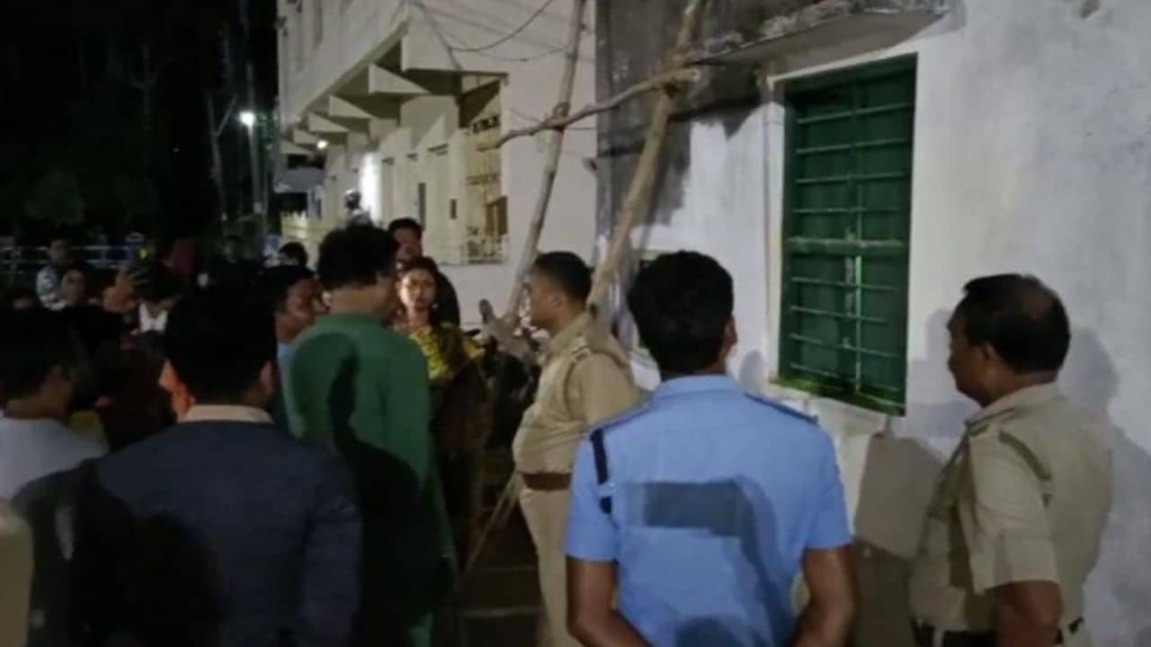 BJP-TMC Chaos: চুনকালি লেপে কার্যালয় দখলের চেষ্টা, ফের কাঠগড়ায় সেই তৃণমূল