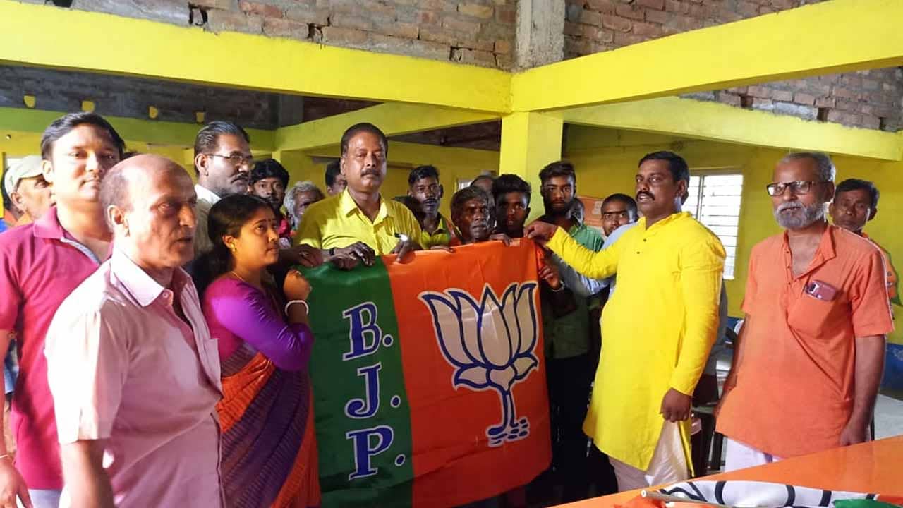 BJP joining in Murshidabad: দলের কাজ করে কিছুই পেলাম না, বিজেপির হাত ধরলেন বহু কর্মী