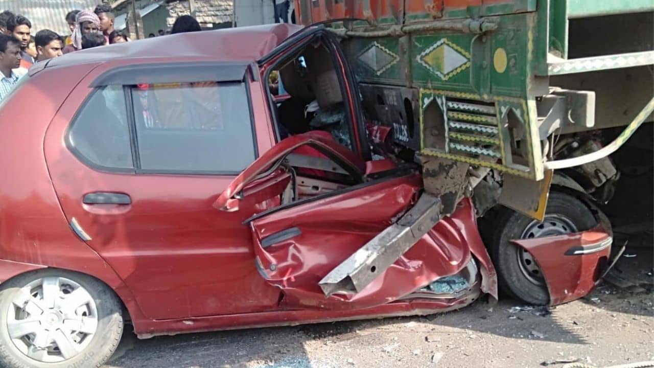 Balurghat Accident: দাঁড়িয়ে থাকা লরিতে সজোরে ধাক্কা মারুতির, এক সেকেন্ডের অন্যমনস্কতাই ডেকে আনল ভয়াবহ বিপদ