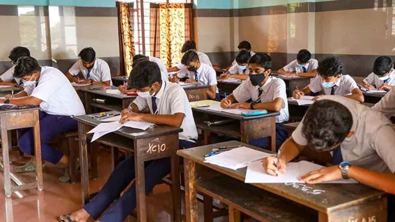 Madhyamik Examination 2022: মাধ্যমিকে টুকলি করতে দেননি শিক্ষকরা, তা বলে মাঝরাতে এমন কাণ্ড! ভয়ে কাঁটা প্রধান শিক্ষকই