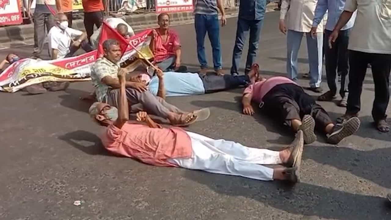 All India Strike: দুর্গাপুরে বনধ ঘিরে তুমুল উত্তেজনা, পোড়ানো হল প্রধানমন্ত্রীর কুশপুতুল All India Strike: দুর্গাপুরে বনধ ঘিরে তুমুল উত্তেজনা, পোড়ানো হল প্রধানমন্ত্রীর কুশপুতুল