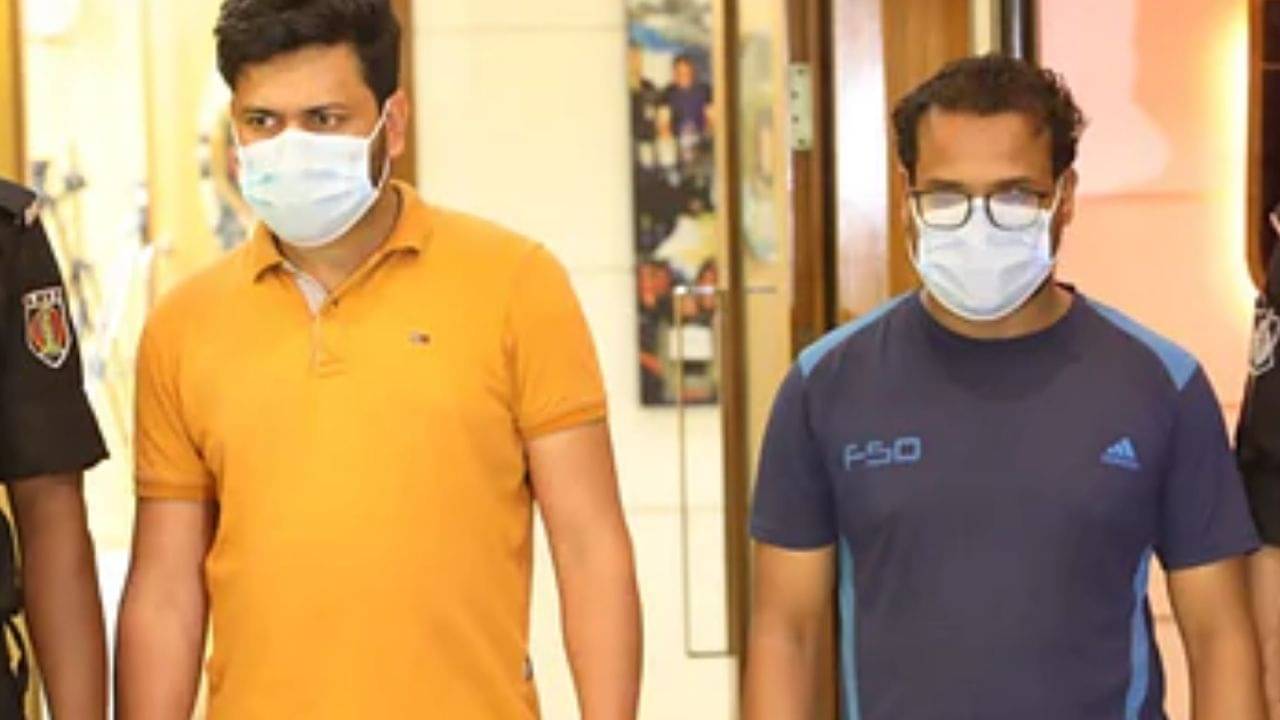 E-Commerce Scam: নিউ মার্কেটে টি-শার্ট বিক্রি থেকে ৩ কোটির ফ্ল্যাট, দামি গাড়ি! হঠাৎ গ্রেফতার বিবিএ পাশ ২ যুবক