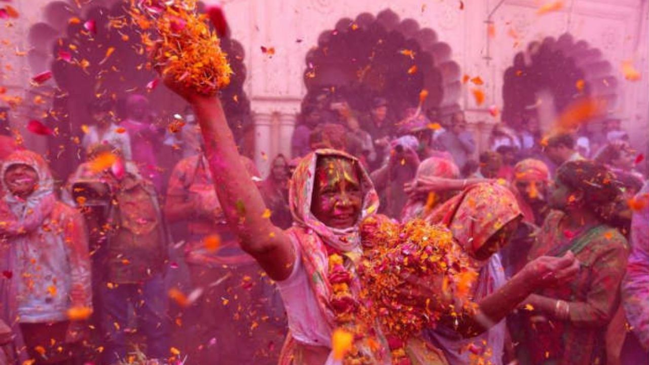 Holi 2022: রঙভরনি একাদশী দিয়ে শুরু হয় রঙ খেলা! বাঁকে বিহারী মন্দিরে হোলির দিন কী কী ঘটে, জানুন...
