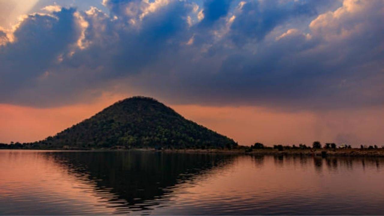 Holi 2022: পাহাড় চূড়ায় প্রেম, প্রকৃতির কোলে বসন্ত! দোল কাটিয়ে আসুন পলাশের দেশে