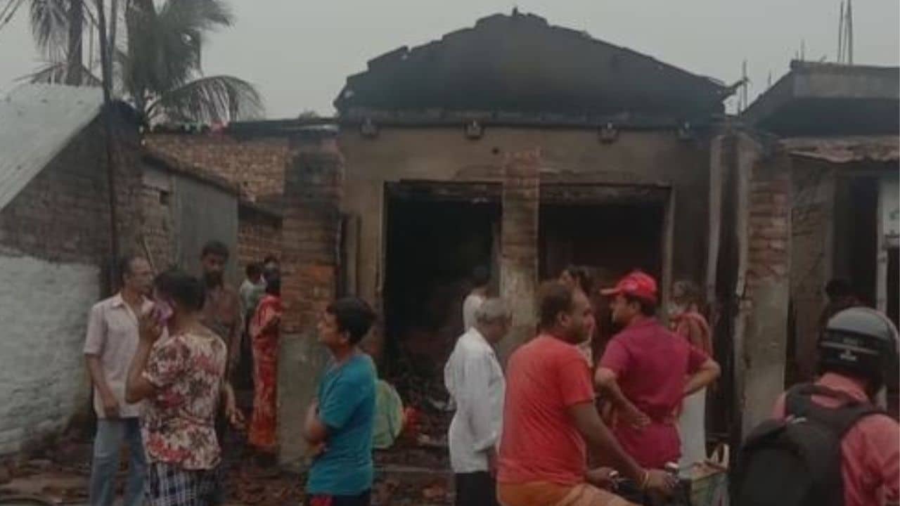 Basirhat Fire: পোড়া গন্ধ সঙ্গে তীব্র আওয়াজ, পরের পরিস্থিতি ভয়ঙ্কর