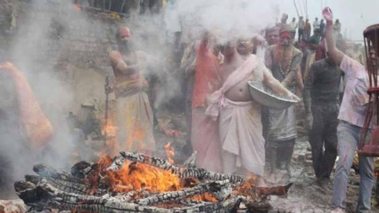 Bhasma Holi 2022: এ এক অন্য হোলি! জ্বলন্ত চিতার ছাই দিয়ে অভিনব হোলি খেলার চল রয়েছে এখানে!