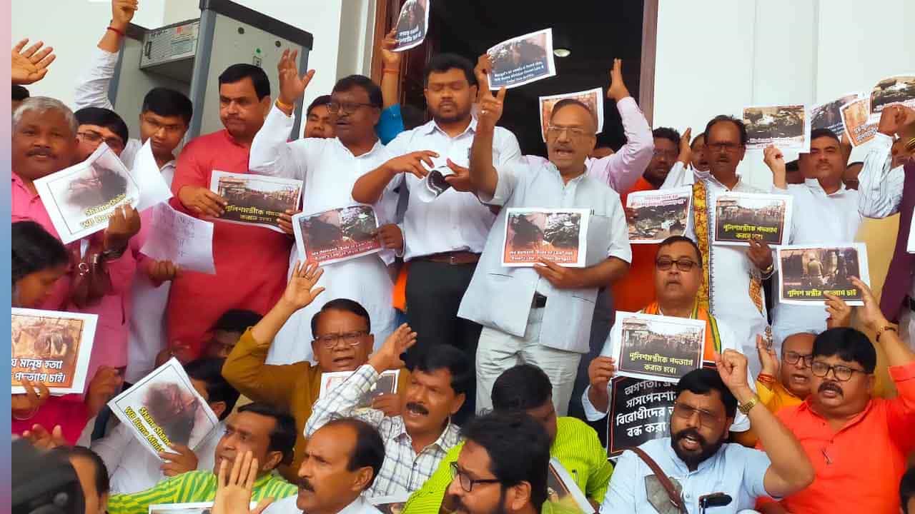 Protest for Bagtui Massacre in Assembly: 'পুলিশ মন্ত্রী হায় হায়' স্লোগানে উত্তাল বিধানসভা, ঝলসানো দেহের ছবি নিয়ে বিক্ষোভ বিরোধীদের Protest for Bagtui Massacre in Assembly: 'পুলিশ মন্ত্রী হায় হায়' স্লোগানে উত্তাল বিধানসভা, ঝলসানো দেহের ছবি নিয়ে বিক্ষোভ বিরোধীদের