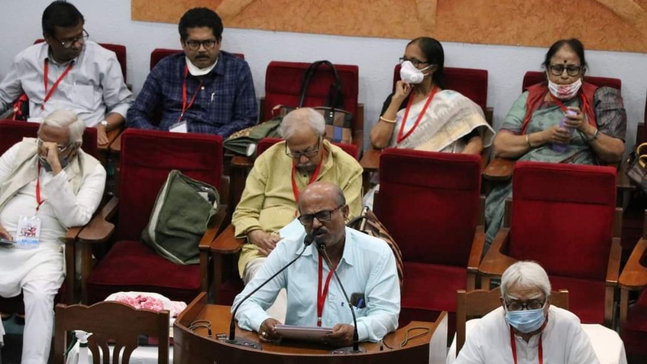 মঙ্গলবার থেকে শুরু হয়েছে সিপিআইএমের রাজ্য সম্মেলন। তিন দিন ধরে চলবে রাজ্য সম্মেলন। দলের বিভিন্ন গুরুগম্ভীর তাত্ত্বিক ইস্যু নিয়ে আলোচনা হওয়ার কথা এই তিন দিন ধরে। তৈরি হবে আগামী দিনে দলের আন্দোলনের নীল নকশা। কিন্তু প্রথম দিনেই এ কি চিত্র? মঙ্গলবার রাতে রাজ্য সম্মেলনের বেশ কিছু ছবি প্রকাশ্যে এসেছে। আর তা ঘিরেই নেট দুনিয়ায় তুমুল চর্চা শুরু হয়েছে।