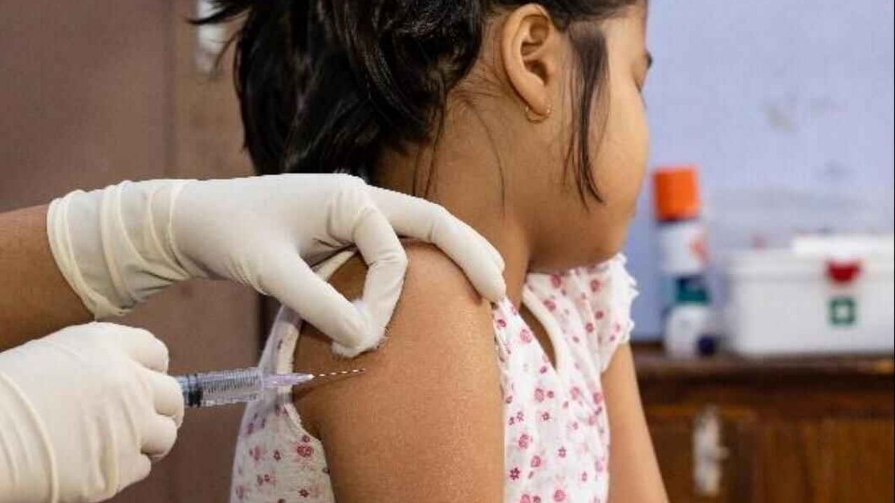 Covid Vaccination: Covid Vaccination: এবার শুরু হচ্ছে ১২ থেকে ১৪ বছর বয়সীদের টিকাকরণ, ষাটোর্ধ্বদের টিকা নিয়েও গুরুত্বপূর্ণ সিদ্ধান্ত কেন্দ্রের