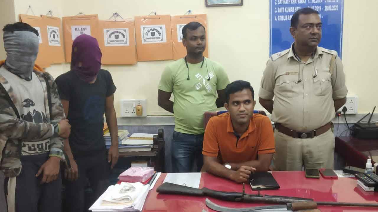 Dacoit Arrested: পিঠে ব্যাগ নিয়ে পিক আপ ভ্যান থেকে নেমেছিলেন, তখনই খপ্ করে হাতটা চেপে ধরেন উর্দিধারীরা