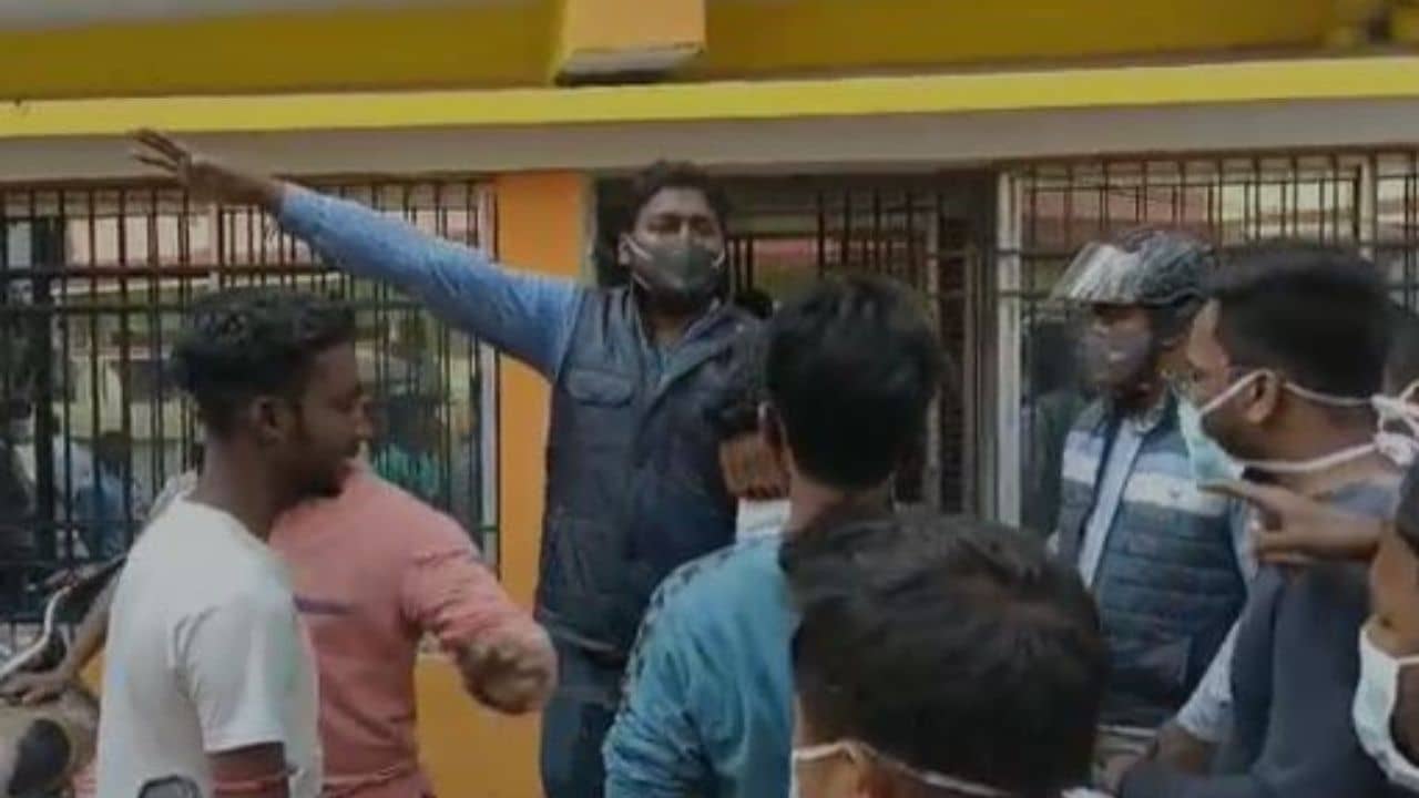 Courier Service Boy Beaten: পার্সেল দিতে আসা ডেলিভারি বয়কে বেধড়ক মারধর ব্যক্তির, কারণ জানলে অবাক হবেন আপনি