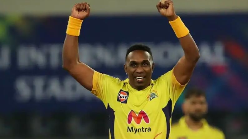 ডোয়েন ব্র্যাভো (Dwayne Bravo) - চেন্নাই সুপার কিংস ও ওয়েস্ট ইন্ডিজের তারকা অলরাউন্ডার ডোয়েন ব্র্যাভোর বয়স ৩৮ বছর। ব্রাভো এখনও পর্যন্ত ১৫১ টি আইপিএল ম্যাচে খেলে ১৫৩৭ রান করেছেন। এবং ১৬৭টি উইকেট নিয়েছেন।