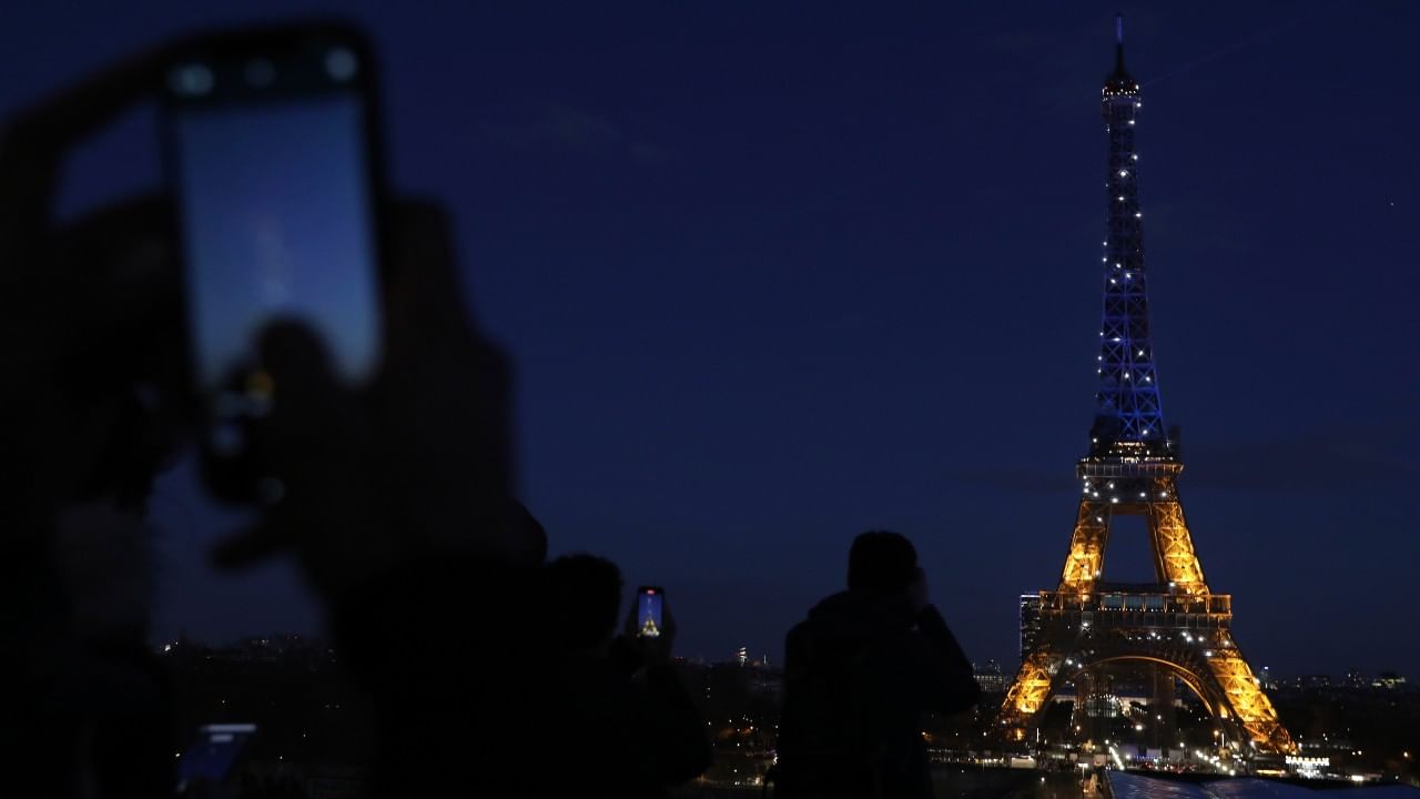 Eiffel Tower : হঠাৎ উচ্চতা বাড়ল আইফেল টাওয়ারের! কীভাবে দেখুন...