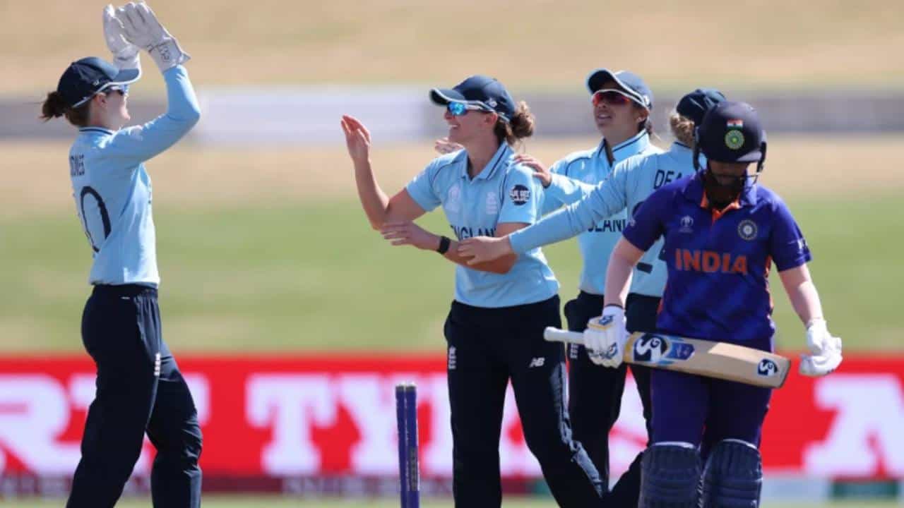ICC Women's World Cup 2022: চার্লির বলে, নাইটের ব্যাটে বিশ্বকাপে বিপর্যস্ত মিতালির ভারত ICC Women's World Cup 2022: চার্লির বলে, নাইটের ব্যাটে বিশ্বকাপে বিপর্যস্ত মিতালির ভারত