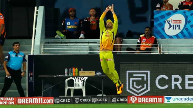 ফাফ দু'প্লেসি (Faf Du Plessis) - চেন্নাই সুপার কিংসের হয়ে গত মরসুমে দুর্দান্ত ফিল্ডিং করতে দেখা গিয়েছিল প্রোটিয়া তারকা ক্রিকেটার ফাফ দু'প্লেসিকে। একাধিক ম্যাচে শূন্যে শরীর ছুড়ে দিয়ে ক্যাচও নিয়েছিলেন দু'প্লেসি। আসন্ন মরসুমে আরসিবির হয়ে তাঁকে মাঠে ফের স্বমেজাজে ফিল্ডিং করতে দেখার অপেক্ষায় রয়েছে ক্রিকেটপ্রেমীরা।