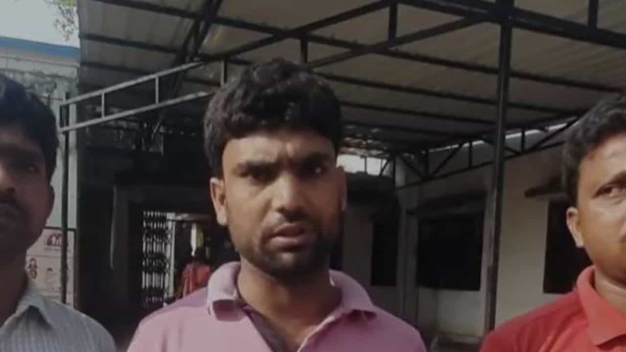 Farakka Crime: বন্ধুদের সঙ্গে যাচ্ছি বলে বেরিয়েছিল, পরে লিচু বাগানের ভিতর ভাইপোর অবস্থা দেখে স্তম্ভিত কাকা Farakka Crime: বন্ধুদের সঙ্গে যাচ্ছি বলে বেরিয়েছিল, পরে লিচু বাগানের ভিতর ভাইপোর অবস্থা দেখে স্তম্ভিত কাকা