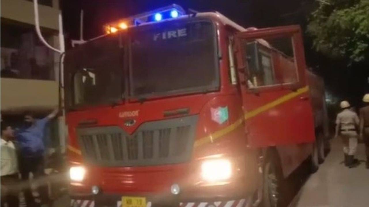 Fire in Kolkata: লেকটাউনে গেঞ্জি কারখানার তিনতলায় আগুন, উস্কে দিচ্ছে নিউ ব্যারাকপুর অগ্নিকাণ্ডের স্মৃতি