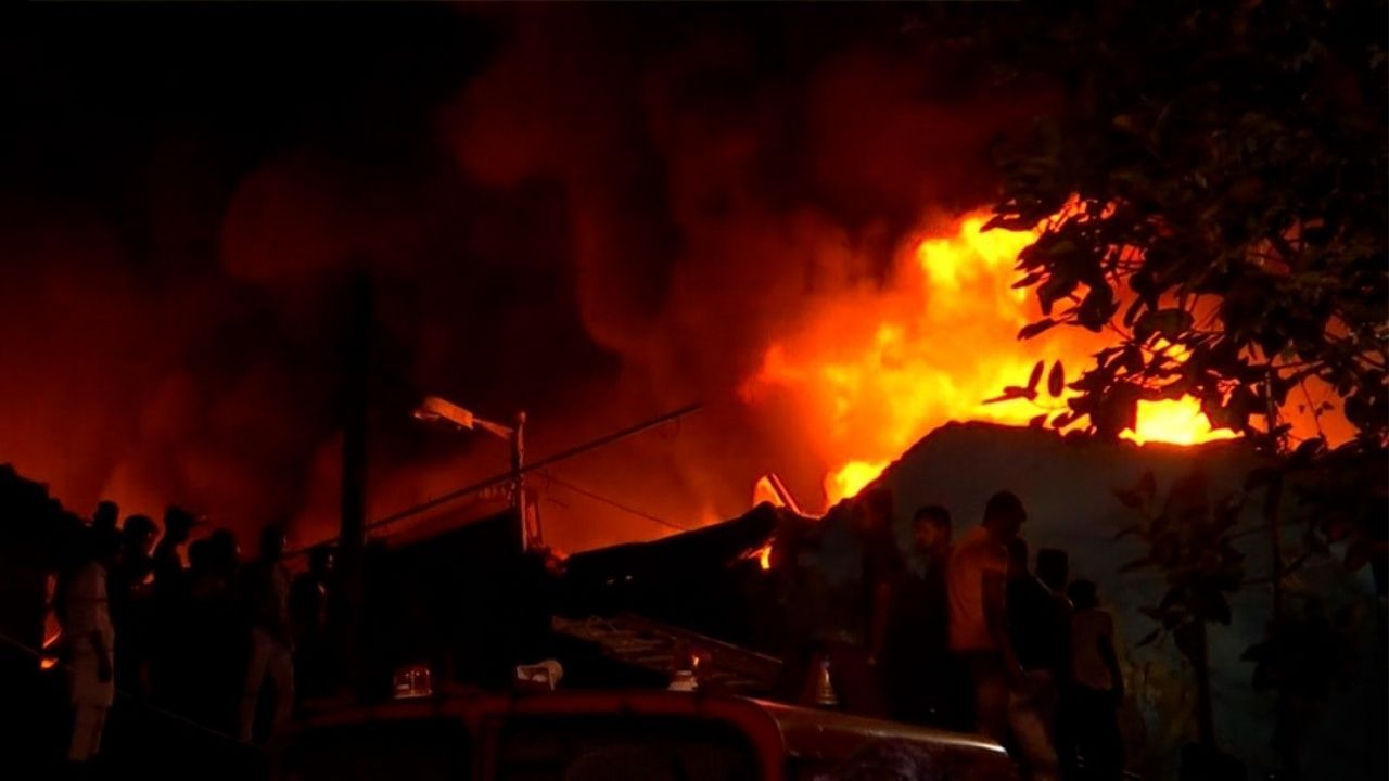 Fire in Kolkata : জতুগৃহ ট্যাংরা, ৬ ঘণ্টা পরেও দাউ দাউ করে জ্বলছে আগুন, আহত ২ দমকলকর্মী