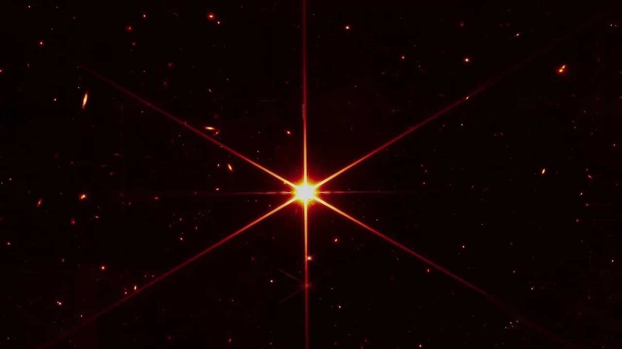 James Webb Space Telescope: ১৮টি ষড়ভুজাকার আয়না জুড়ে একটি 'মিরর'! মাইলস্টোন গড়ে প্রথম দূরবর্তী নক্ষত্রের ছবি প্রকাশ করল নাসার জেমস ওয়েব টেলিস্কোপ
