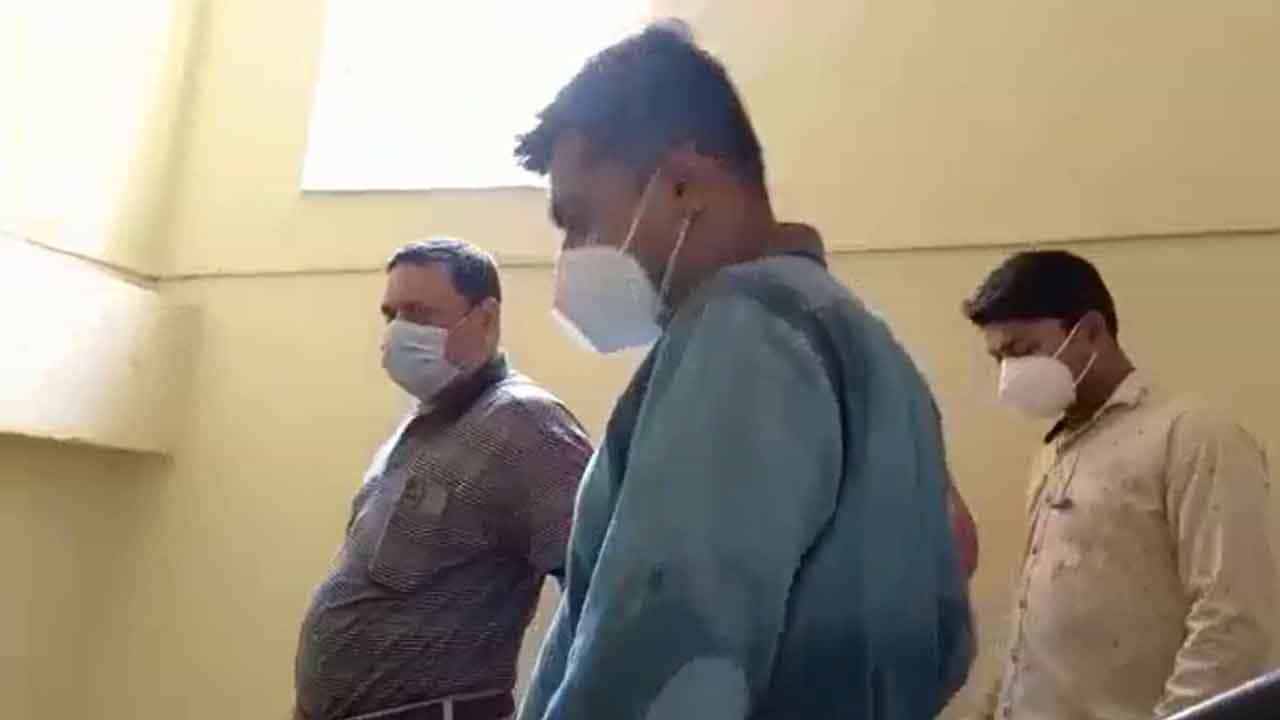 Fraud Case: দমদমের অশীতিপর বৃদ্ধ মোবাইলে আসা মেসেজ বার করতে পারেননি, ব্যাঙ্কেরই কর্মী লুটে নিলেন ৩২ লক্ষ টাকা