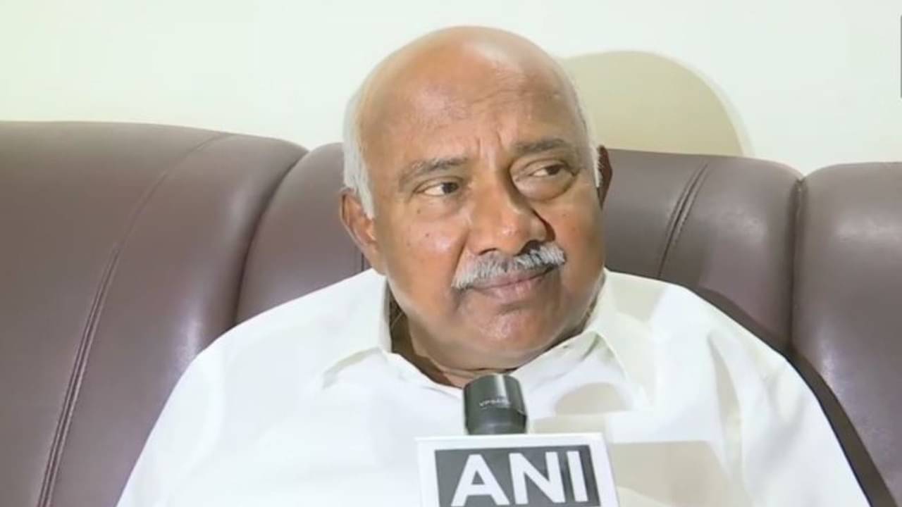 Karnataka Hawker Controversy : মন্দিরের বাইরে মুসলিম হকারে ‘না’ কর্নাটকে, নিজের সরকারের বিরুদ্ধেই সুর চড়ালেন বিজেপি নেতা