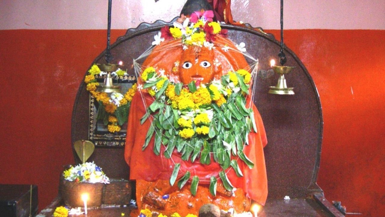 Hanuman temple: প্রতিদিন এই মন্দিরে মিরাক্যাল ঘটে! 'ম্য়াজিক' প্রসাদের জেরে ঠিক হয়ে যায় ভাঙা হাড়ও