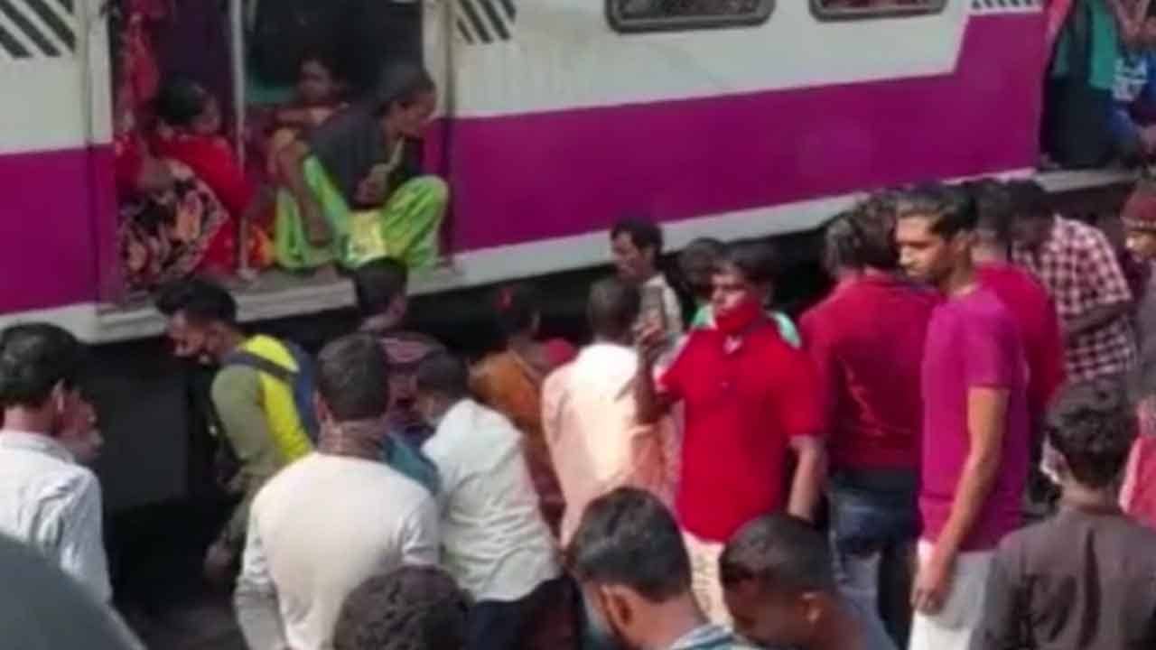 Basirhat News: এক মুহূর্ত আগেও ছেলেটাকে দেখে বোঝা যায়নি..., প্ল্যাটফর্মে ভিড়ের মাঝেই দুটুকরো হয়ে গেলেন যুবক!