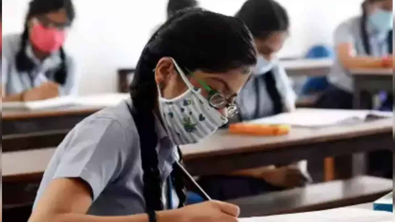 Higher Secondary Examination 2022: আবার কি বদলাবে সূচি? উচ্চ মাধ্যমিক পরীক্ষার মাঝে নির্বাচন পড়ায় সংশয়ে সংসদ