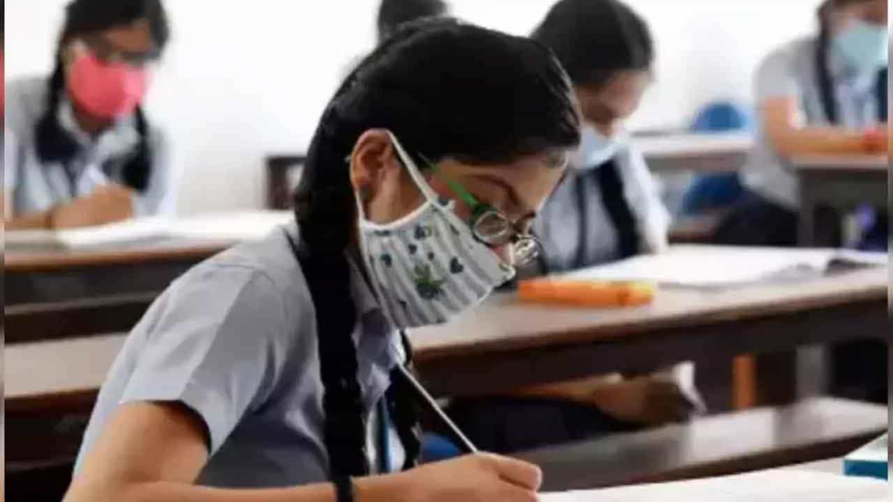 Higher Secondary Examination 2022: আবার কি বদলাবে সূচি? উচ্চ মাধ্যমিক পরীক্ষার মাঝে নির্বাচন পড়ায় সংশয়ে সংসদ Higher Secondary Examination 2022: আবার কি বদলাবে সূচি? উচ্চ মাধ্যমিক পরীক্ষার মাঝে নির্বাচন পড়ায় সংশয়ে সংসদ