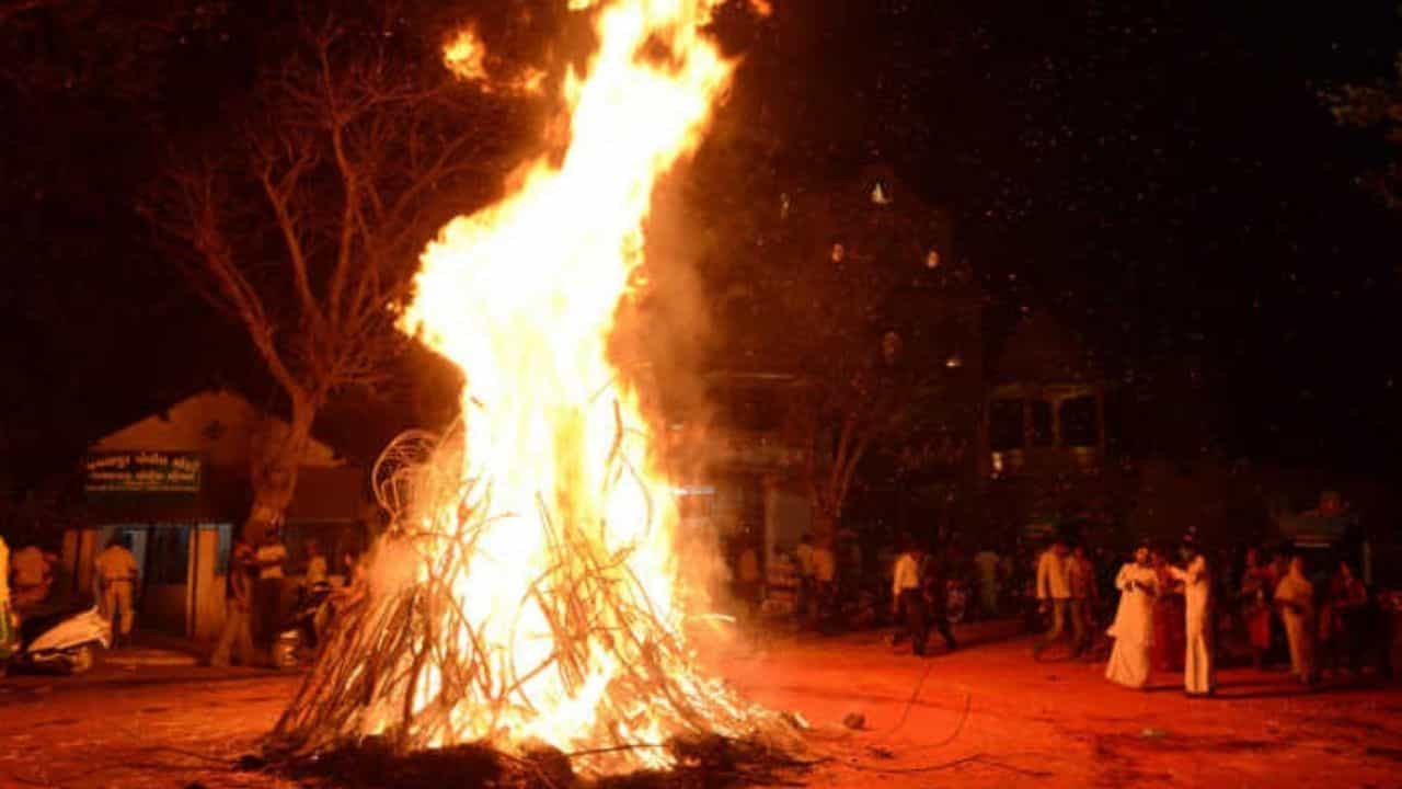 Holika Dahan: ন্যাড়াপোড়ার সময় কী কী পূজো-সামগ্রীর প্রয়োজন, কীভাবে পালন করবেন, সবটা জানুন এখানে... Holika Dahan: ন্যাড়াপোড়ার সময় কী কী পূজো-সামগ্রীর প্রয়োজন, কীভাবে পালন করবেন, সবটা জানুন এখানে...