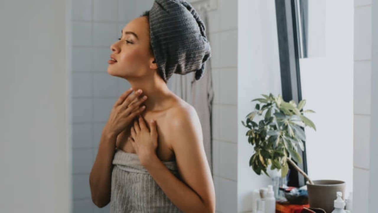 Dark Neck: ঘাড়ের কালো দাগ-ছোপ আপনার লুক নষ্ট করছে? ঘরোয়া টোটকায় সমস্যা দূর করুন