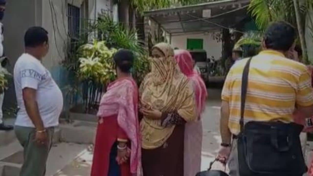 Domjur Murder: বেরিয়ে এসেছে জিভ, গলায় কালো দাগ, বাবার এই অপকর্মের ভয়ঙ্কর শাস্তি দিল মেয়ে!