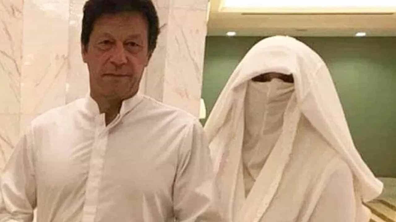 Imran Khan wife: ভুরি ভুরি মাংস পোড়ানো হচ্ছে বাড়িতে, জাদুর আশ্রয় নিলেন ইমরান খানের স্ত্রী? Imran Khan wife: ভুরি ভুরি মাংস পোড়ানো হচ্ছে বাড়িতে, জাদুর আশ্রয় নিলেন ইমরান খানের স্ত্রী?