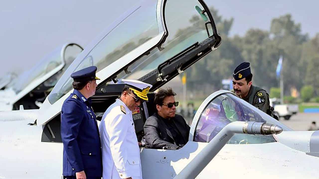 Imran Khan: দলের সাংসদরাও হাত ছাড়ছেন, মেয়াদ শেষ হওয়ার আগেই গদি যেতে পারে ইমরানের