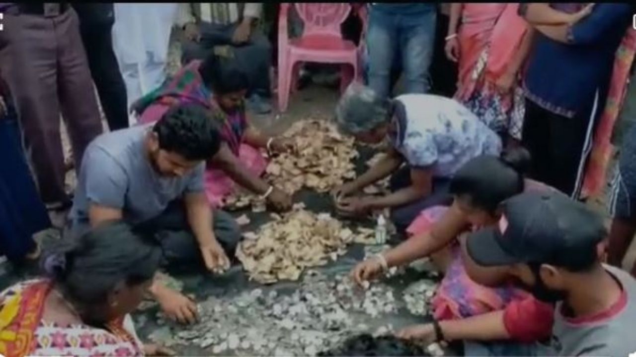 Money Recover From Islampur: ভিখারির কুঁড়ে ঘরে ৩ ট্রাঙ্ক ভর্তি নগদ টাকা, গুনতে-গুনতে ক্লান্ত এলাকাবাসী