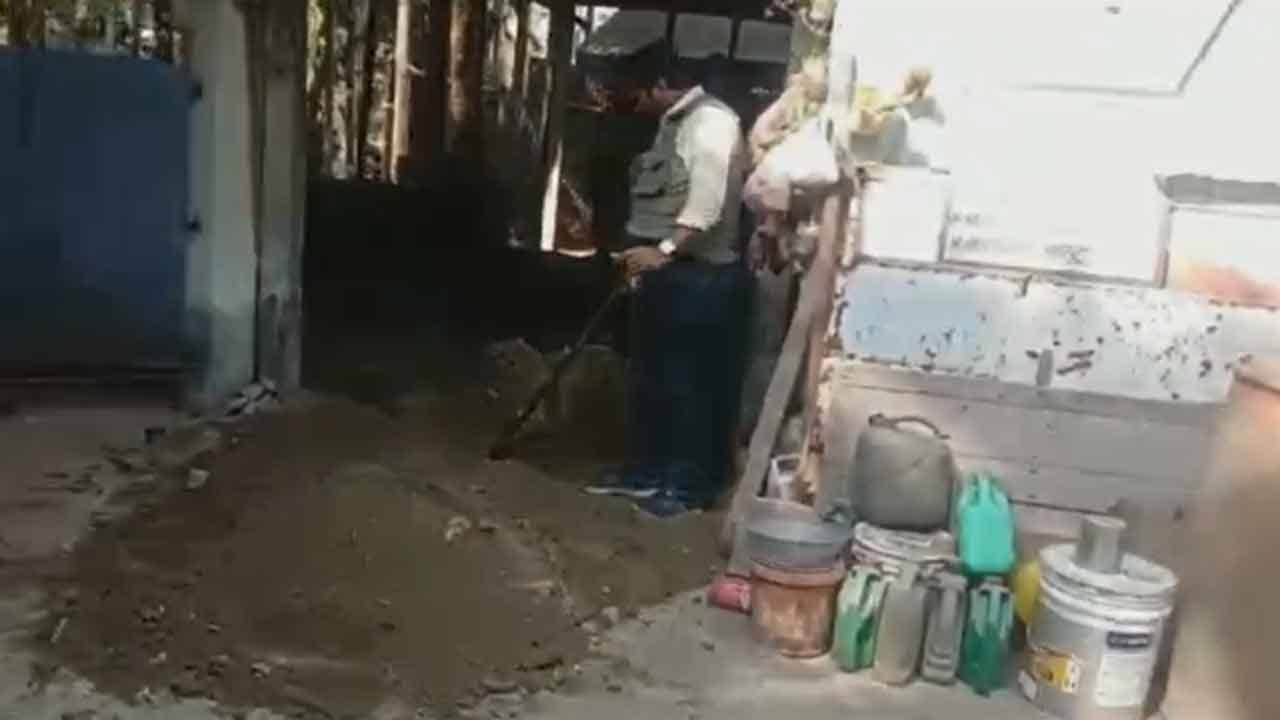 Dhupguri Snake: দরজা খুলতেই শব্দটা কানে আসে, আমল দেননি গৃহকর্তা, কেরোসিনের ড্রামের পাশেই কিনা এমন কাণ্ড! গায়ের লোম খোঁড়া