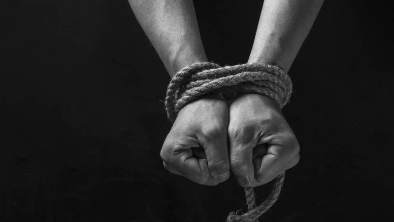 Uttar Pradesh News: খোদ নিজের দলের কর্মীকে ৫ মাস বাড়িতে আটকে রেখেছেন বিধায়ক, উদ্ধার করতে গিয়ে পুলিশ দেখল...