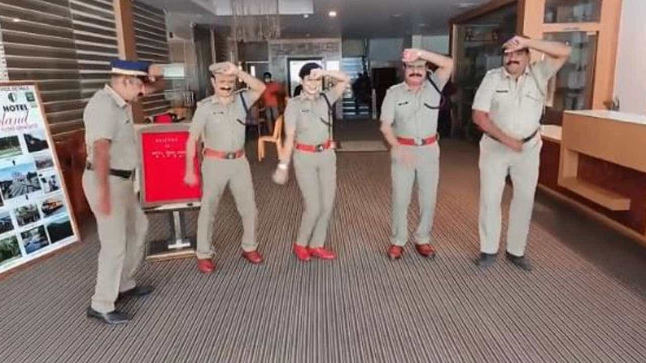 Viral Video: খাঁকি উর্দি পরেই কাঁচা বাদাম গানে নাচলেন মহিলা ও পুরুষ পুলিশকর্মীরা, নেটপাড়ায় তীব্র বিতর্ক!