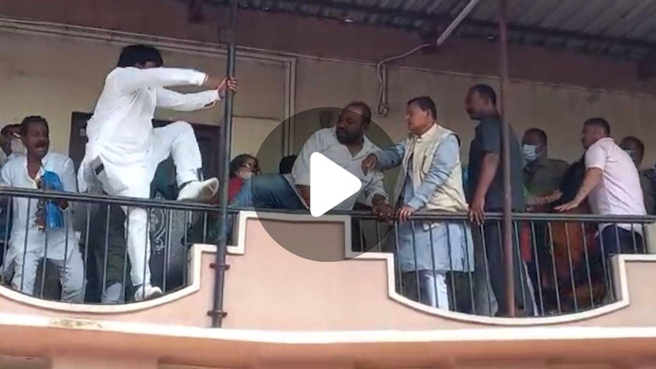 ভিডিয়ো: চেয়ারম্যান না-পসন্দ, দোতলা থেকে ঝাঁপ দেওয়ার চেষ্টা তৃণমূল কাউন্সিলরের