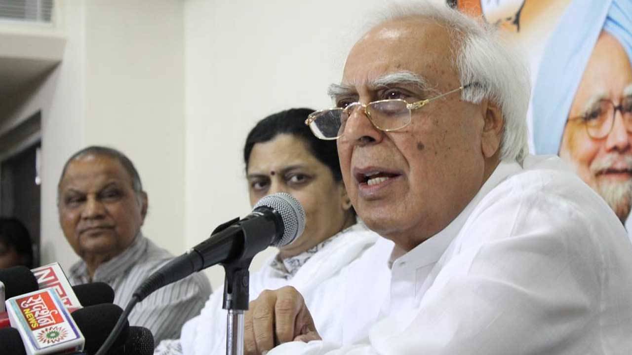 Kapil Sibal Slams Gandhis: আরএসএসের ভাষায় কথা বলছেন কপিল সিব্বল! দলের ভরাডুবির পর নয়া বিতর্ক